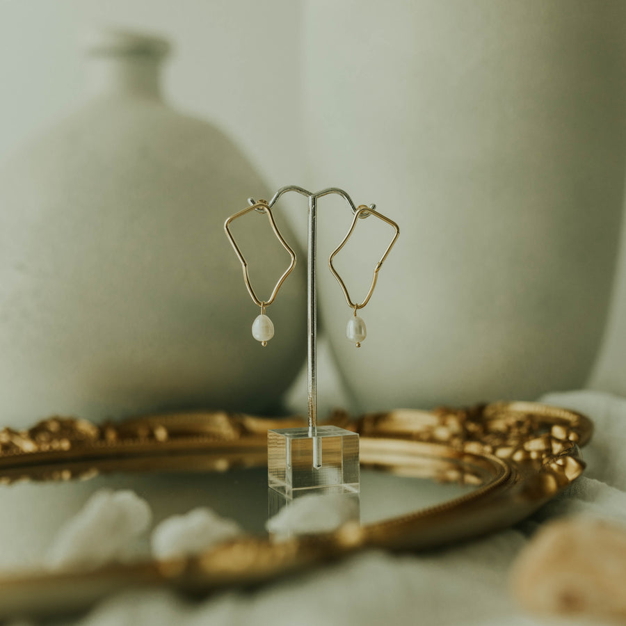 artemis pearl earrings